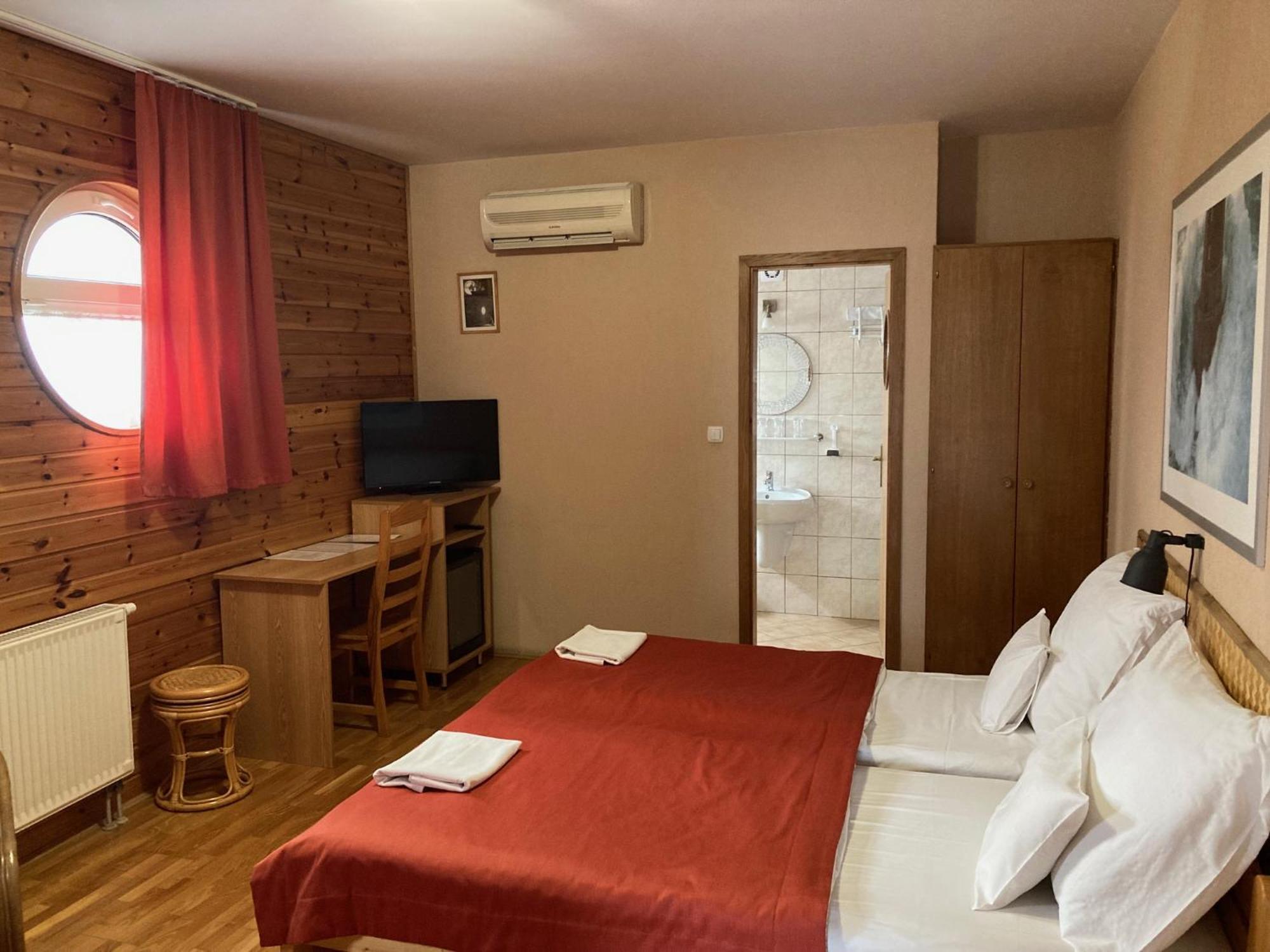 Nautilus Etterem Es Panzio Hotell Dabas Eksteriør bilde