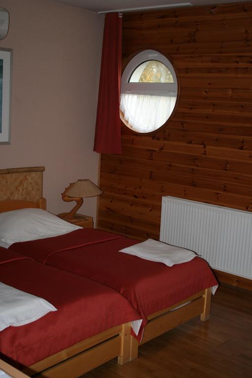 Nautilus Etterem Es Panzio Hotell Dabas Rom bilde